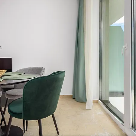 Azzurro Beachfront 2 Нэводари