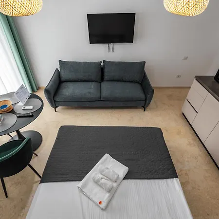 Azzurro Beachfront 2 Апартаменты Нэводари