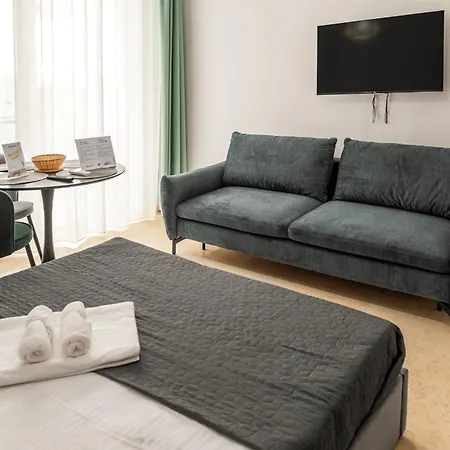 Azzurro Beachfront 2 Апартаменты *