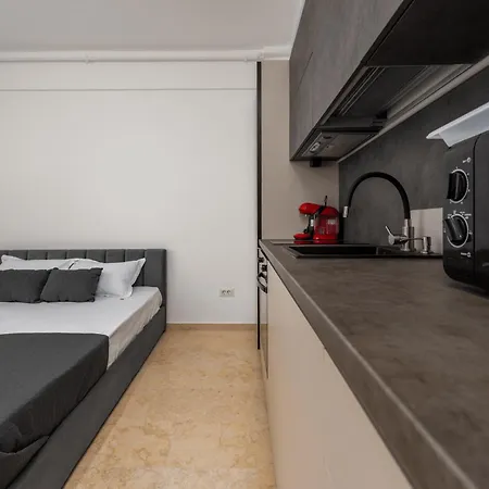 Azzurro Beachfront 2 Апартаменты Нэводари